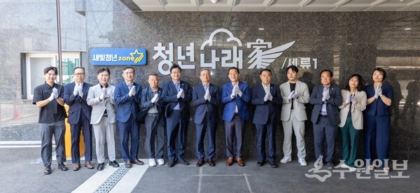 이재준 수원시장(오른쪽 6번째), 이재식 수원시의회 의장(오른쪽 5번째), 이한준 LH사장 등이 참석자들과 입주기념식에서 함께하고 있다.(사진=수원시)