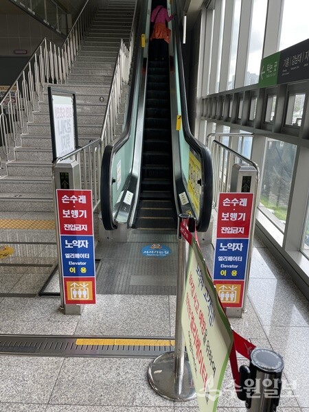 용인시는 7월 중 용인경전철 안전시설 보강 사업을 추진한다. 사진은 용인경전철 내부 승강설비 이용 안내 표지. (사진=용인시)