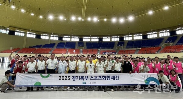 이원성 경기도체육회장(앞줄 왼쪽 6번째)이 경기 북부지역 시‧군체육회 소속 임직원들과 함께 ‘2025 경기북부 스포츠화합제전’을 개최한 뒤 기념촬영을 하고 있다. (사진=경기도체육회)