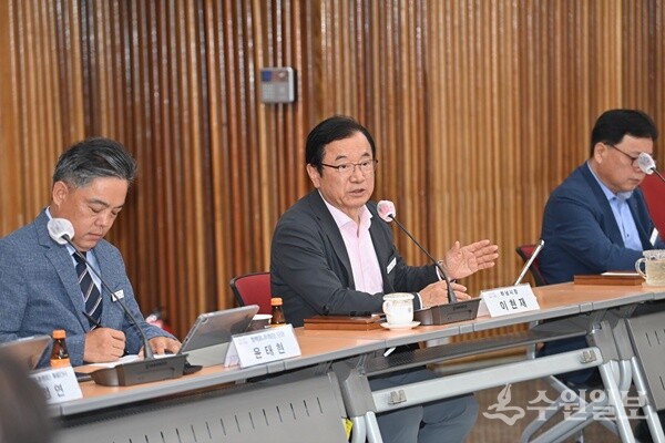 이현재 하남시장이 ‘2025년도 제4회 하남시 정책모니터링단 정기회의에서 인사말을 하고 있다. (사진=하남시)