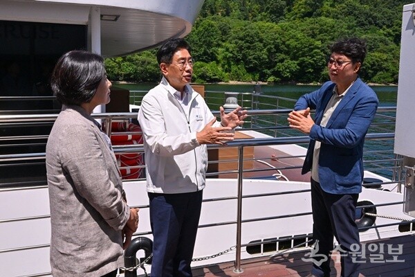 전진선 양평군수(가운데)가 관계자들과 함께 가평크루즈를 벤치마킹을 하고 있다. (사진=양평군)