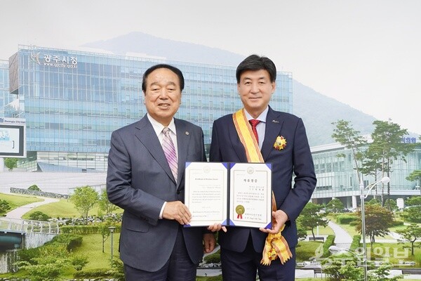 방세환 광주시장(오른쪽)이 신경택 세계자유민주연맹 경기도지부회장으로부터 '자유장'을 전달받은 뒤 기념촬영을 하고 있다. (사진=광주시)