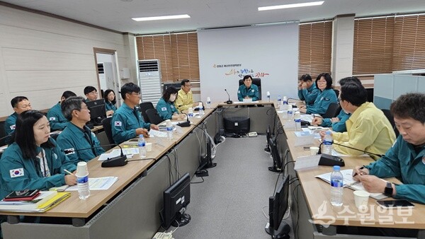 박용철 강화군수(정면)가 13일 하점면 목숙천 수질오염사고에 대한 2차 긴급 상황판단회의를 주재하고 있다. (사진=강화군)
