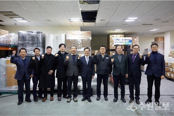  지난 2월 2일 (주)예선테크에서 열린 경기도 수출중소기업 현장 간담회에서 김동연 경기도지사(오른쪽 5번째)가 참석 기업대표들과 기념촬영을 하고 있다. (사진=경기도)