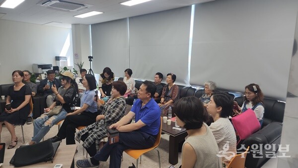 구리 아리랑 봉사단원 및 구리시민들이 유튜브 채널의 기본 운영법 등을 배우고 있다. (사진=김구영 미래사회연구소)