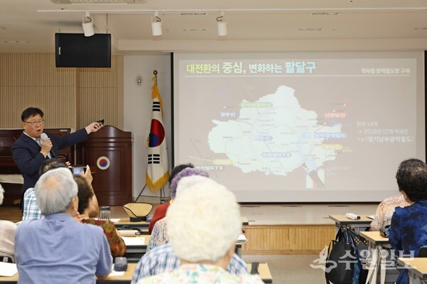 이상균 수원시 팔달구청장이 11일 대한노인회 수원시 팔달구지회 부설 노인대학에서 특별 강의를 하고 있다. (사진=팔달구)