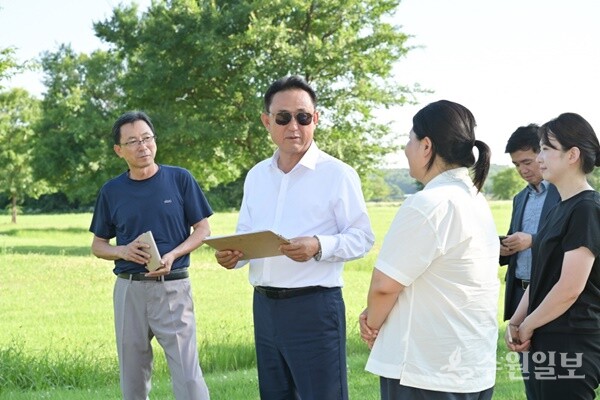이충우 시장(왼쪽 두번째)이 관계자들과 함께 대신섬(당남리섬) 맨발걷기 조성 예정지를 점검하고 있다. (사진=여주시)  