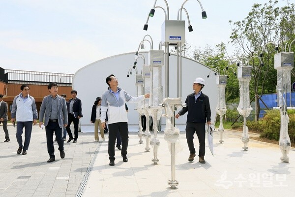 정명근 화성특례시장이 동탄패밀리풀 문화공원 현장을 점검하고 있다. (사진=화성시)