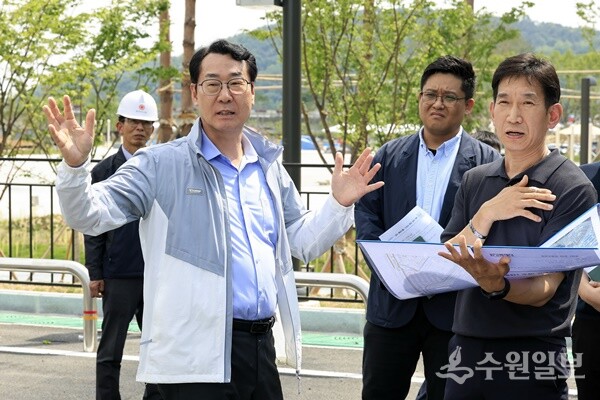 정명근 화성특례시장이 관계자들과 함께 동탄패밀리풀 문화공원 현장을 점검하고 있다. (사진=화성시)