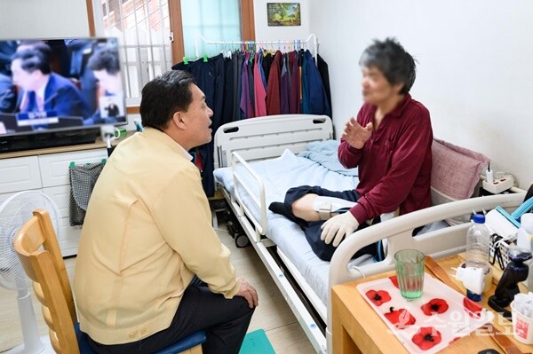 이재준 수원시장이  ‘2025년 여름철 극한 폭염 대비 긴급대책회의’를 마친 뒤 한 홀몸어르신 집을 방문,이야기를 듣고 있다. (사진=수원시)