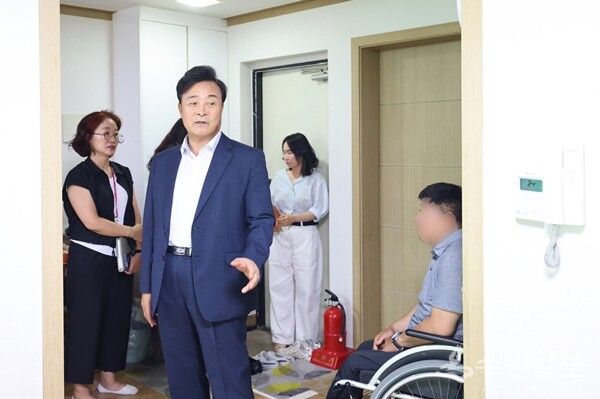 14일 김성제 의왕시장이 냉방기기 설치 가구를 방문해 지원사업의 현장 체감도를 확인하고 있다. (사진=의왕시)
