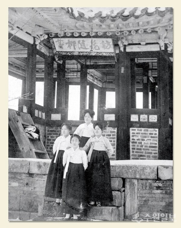 1920년대 촬영된 사진 속 원본 현판. 독립기념관 소장.(사진=수원시)