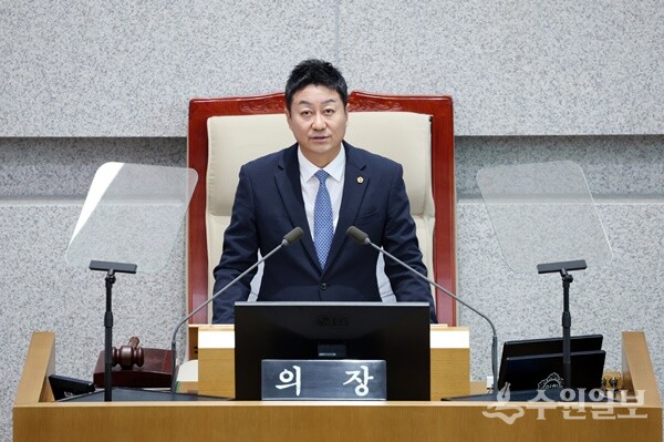 김진경 경기도의회 의장이 15일 김 의장은 15일 열린 제385회 임시회 본회의에서 개회사를 하고 있다. (사진=경기도의회)