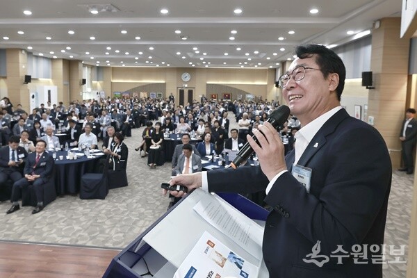 정명근 화성특례시장이 ‘제200차 화성경제인포럼’에서 특별강연을 하고 있다. (사진=화성시)