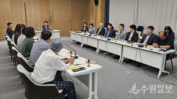 홍지선 부시장(가운데)이 ‘호평동·평내동 복합커뮤니티센터 건립 타당성 조사 용역’ 중간 보고회를 주재하고 있다. (사진=남양주시)
