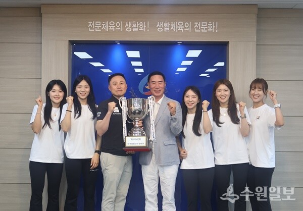 이원성 경기도체육회장(가운데)이 경기도청 선수단과 함께 기념촬영을 하고 있다. (사진=경기도체육회)