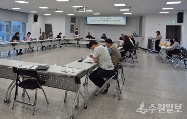 김병선 공동위원장(정면)이 여주시 오학동지역사회보장협의체 제6차 정기회의를 주재하고 있다. (사진=여주시)