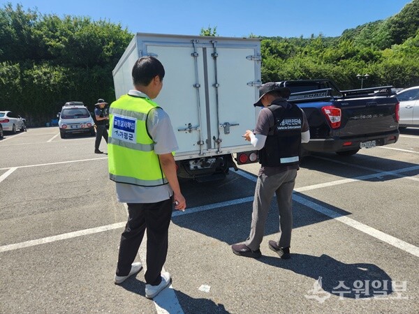 가평군 합동단속반이 자동차 불법 개조 차량을 단속하고 있다. (사진=가평군) 