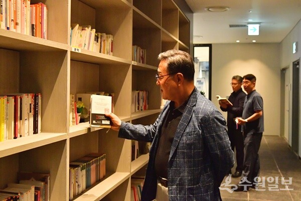 시석중 이사장이 사내도서관을 둘러보고 있다. (사진=경기신보)