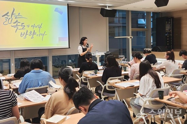 경기신보 직원들이 16일 사내도서관 개관행사로 가진 '캘리그라피 원데이 클래스'에서 강연을 경청하고 있다. (사진=경기신보)