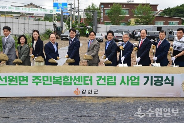‘선원면 주민복합센터 건립 공사’ 기공식에서 박용철 군수(가운데) 참석 내빈들이 시삽을 하고 있다. (사진=강화군)