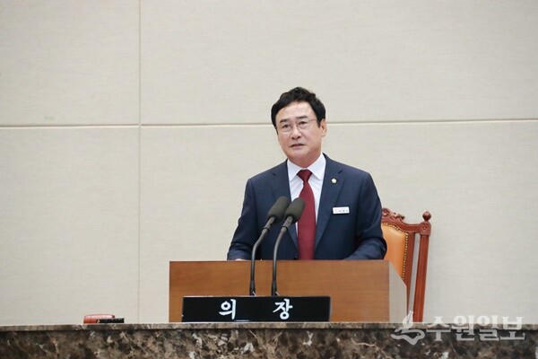 박명서 이천시의회 의장이  제255회 임시회에서 개회사를 하고 있다. (사진=이천시의회)