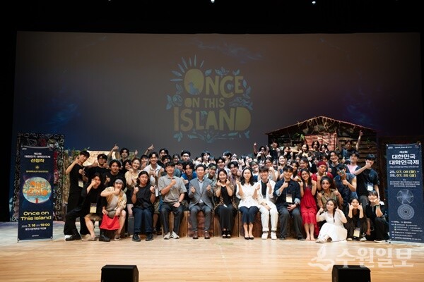 이상일 용인특례시장(앞줄 가운데)이 대학연극제 경연 첫날인 16일 용인문예회관 처인홀에서 진행된 명지대학교팀의 ‘Once on This Island’ 공연을 관람한 뒤 기념촬영을 하고 있다. (사진=용인시)