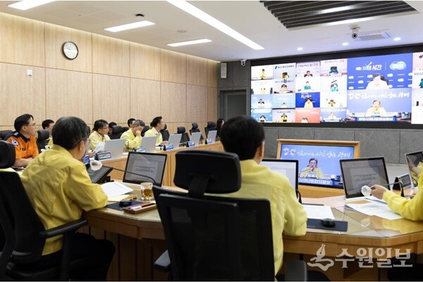 18일 오전 경기도청 재난안전상황실에서 열린 호우 대처 도-시군 재난안전대책본부 회의에서 시군별 현장 대응과 상황관리에 대한 토의를 하고 있다. (사진=경기도)