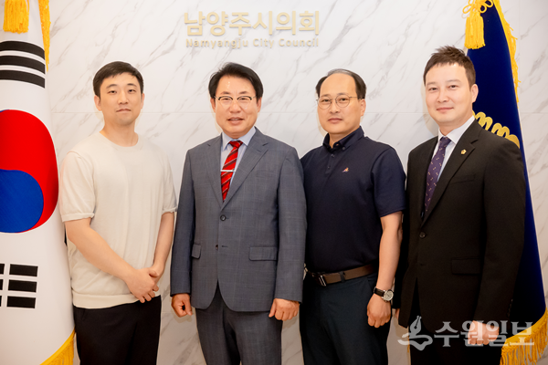 이진환 남양주시 운영위원장(오른쪽 첫번째)이 조성대 의장(왼쪽 두번째)과 함께 기념촬영을 하고 있다. (사진=남양주시의회)