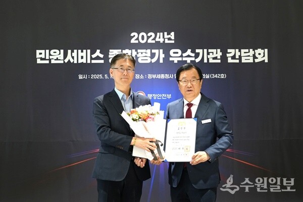 이현재 하남시장(사진 오른쪽)이 지난 5월 정부세종청사에서 열린 ‘2024년 민원서비스 종합평가’ 우수기관 간담회에 하남시 대표로 참석해 대통령 표창을 직접 수상한 후 행정안전부 관계자와 기념촬영을 하고 있다. (사진=하남시)