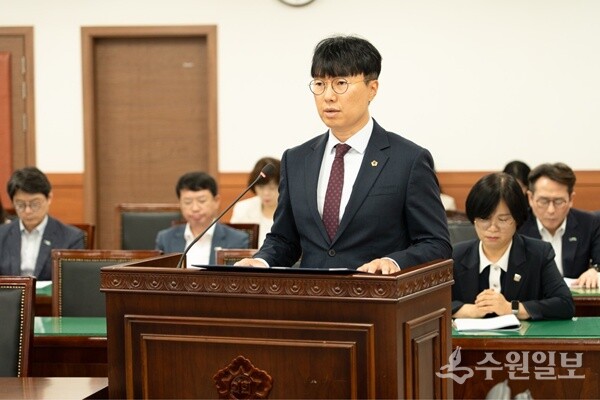 원주영 남양주시의원이 청소년의 안전과 건강한 성장환경 조성을 위한 조례 2건을 대표발의 하고 있다. (사진=남양주시의회) 