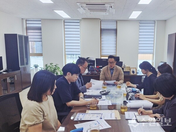 이기복 다산행정복지센터장(정면)이 민생회복 소비쿠폰 유관기관 회의를 주재하고 있다. (사진=다산행정복지센터)
