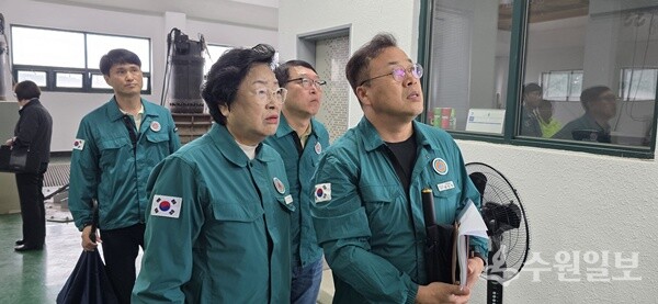 이천시재난안전대책본부장인 김경희 이천시장(왼쪽)이 이천시재난안전대책본부 상황실을 방문해 관계자의 재난대응체계에 대한 설명을 듣고 있다. (사진=이천시재난안전대책본부)