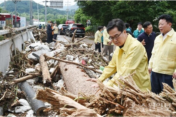 20일 오후 김동연 경기도지사가 집중호우로 인해 홍수 경보가 발령됐던 가평군 상면 대보교 현장을 방문해 상황 및 피해 현황을 살펴보고 있다. (사진=경기도)