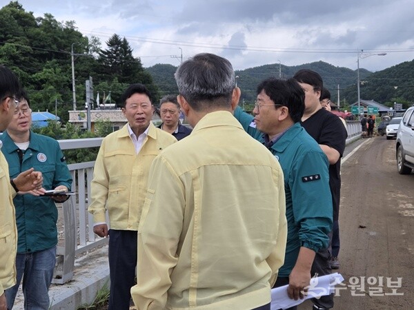 서태원 가평군수(정면)가 폭우피해 현장을 점검하고 있다. (사진=가평군)
