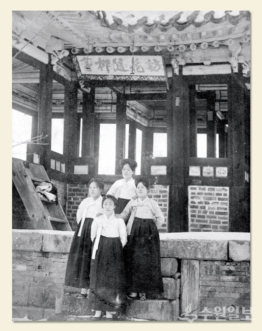 사진2)1920년대 촬영된 사진 속 원본 현판. 독립기념관 소장.(사진=수원시 제공)