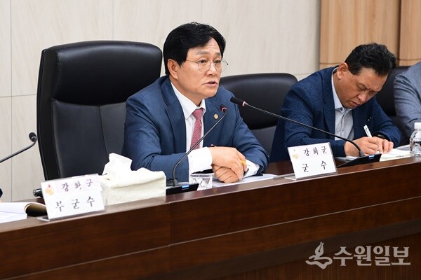 박용철 강화군수가 ‘시비보조금 확보 추진계획 보고회에서 사업예산이 확보를 위해 총력을 기울여 줄 것을 간부공무원들에게 당부하고 있다. (사진=강화군) 