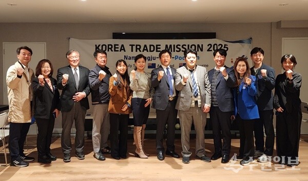 지난 15일 뉴질랜드 오클랜드에서 열린 ‘2025 대양주 시장개척단’에 참여한 경기북부 중소기업과 관계자들이 기념촬영을 하고 있다. (사진=경과원)