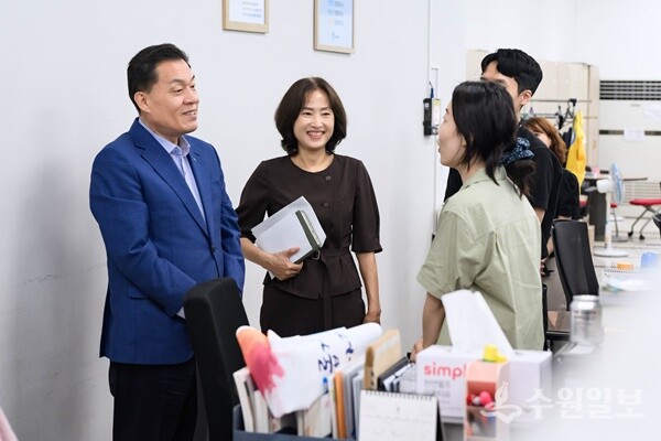 이재준 수원시장이 인계동 행정복지센터 직원들을 격려하고 있다. (사진=수원시)
