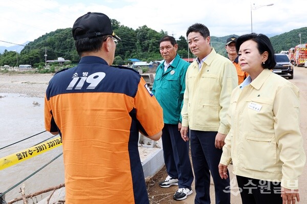 김진경 경기도의회 의장(오른쪽 두번째)과 정윤경(오른쪽 첫번쨰)·김규창(왼쪽 두번쨰) 부의장 등 의장단이 가평군 조정면 수해현장을 찾아 소방 관계자로부터 피해상황을 경청하고 있다. (사진=경기도의회)