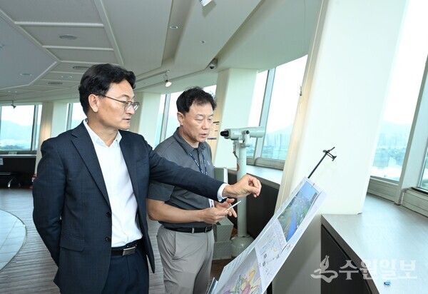 엄진섭 구리시 부시장(왼쪽)이 사업현장을 점검하고 있다. (사진=구리시)