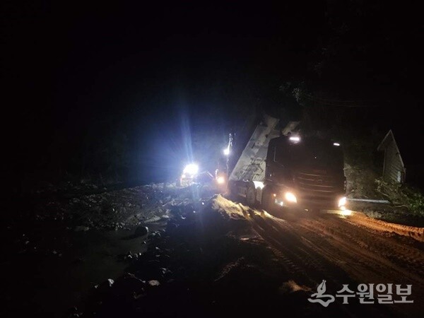 가평군이 집중호우로 고립된 가평읍 승안리 일대에 복구장비를 총동원해 철야 복구작업을 벌이고 있다. (사진=가평군)  