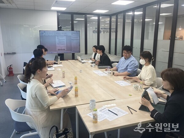 수원의 사회적경제기업들이 회의를 하고 있다.(사진=수원시)