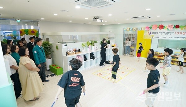 방세환 광주시장(왼쪽 정면)이 ‘우리 아이 함께 자람’ 방과후 돌봄 사업 현장을 점검하고 있다. (사진=광주시)