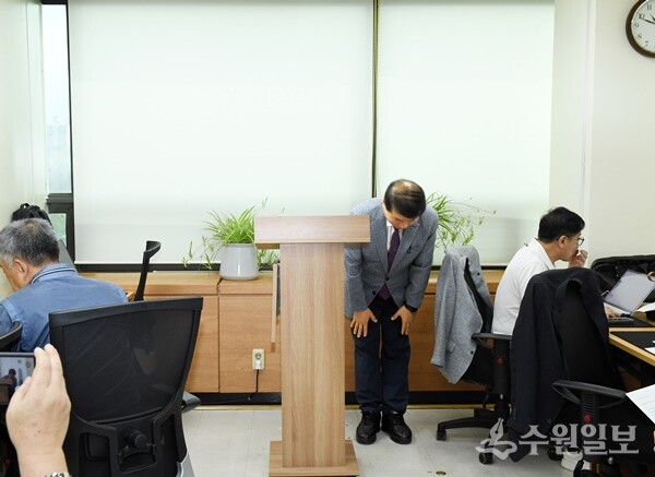 백경현 구리시장이 비상근무 중 지역 단체 야유회에 참석해 물의를 빚은 것과 관련, 사과 성명서를 발표한 뒤 머리숙여 인사를 하고 있다. (사진=구리시)