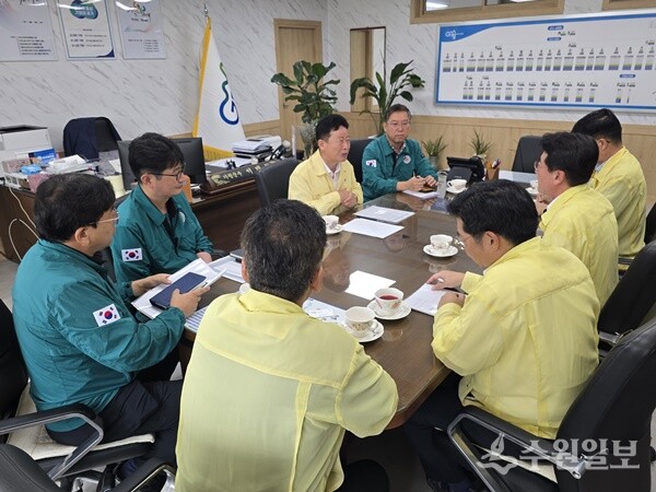 서태원 가평군수(가운데 정면)가 정치교 한국전력공사 안전‧영업배전 부사장과 함께 긴급 업무협의를 하고 있다. (사진=가평군)
