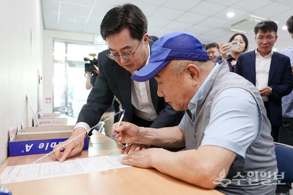 21일 오후 김동연 경기도지사가 수원시 원천동 행정복지센터를 방문, 민생회복 소비쿠폰 현장점검 및 건의사항 등을 청취하고 있다. (사진=경기도)