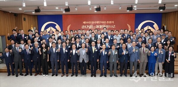 구재이 한국세무사회장(오른쪽 9번째)과 원경희 전 세무사회장(왼쪽 7번째) 등이 참석한 가운데 '제34대 한국세무사회가 공식 출범식'을 가진 뒤 기념촬영을 하고 있다. (사진=한국세무사회)
