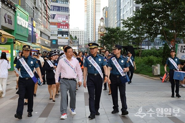 박성갑 하남경찰서장(오른쪽 두번째)이 이현재 하남시장(왼쪽 두번째) 등 관계자들과 함께 합동순찰을 벌이고 있다. (사진=하남경찰서) 