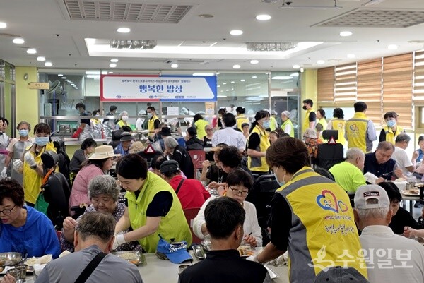 수원시장애인종합복지관이 한국도로공사서비스 수도권서부권역본부 임직원들과 복지관 이용 장애인과 지역주민 등에게 여름 보양식을 대접하고 있다. (사진=수원시장애인종합복지관)